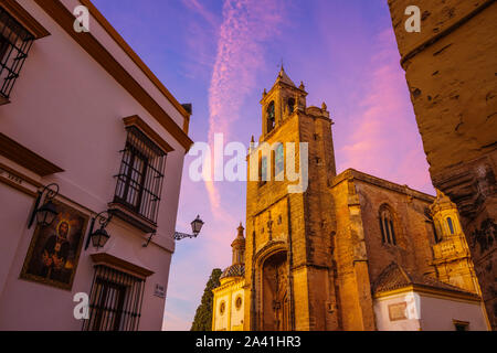 L'église de style gothique de Santiago au crépuscule en Utrera, province de Séville. Le sud de l'Andalousie, espagne. L'Europe Banque D'Images