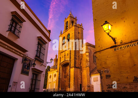L'église de style gothique de Santiago au crépuscule en Utrera, province de Séville. Le sud de l'Andalousie, espagne. L'Europe Banque D'Images
