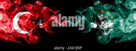 Turquie contre Macao, Chine drapeaux de fumée placés côte à côte. La fumée épaisse et soyeuse de couleur de drapeaux turc et Macao, Chine Banque D'Images