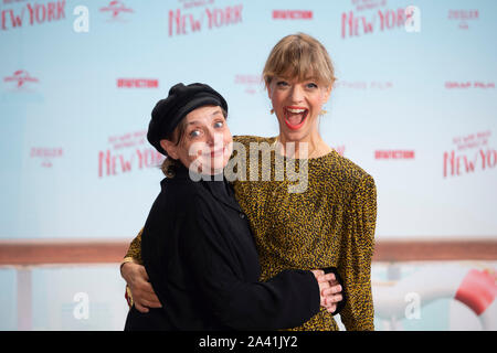 Cologne, Allemagne. 09Th Oct, 2019. De gauche à droite : les actrices Katharina THALBACH, Heike Makatsch, et tapis rouge, Tapis Rouge Show, l'arrivée, arrivée, premiere pour le film je n'AI JAMAIS ÉTÉ À NEW YORK, à Koeln, 09.10.2019 | Conditions de crédit dans le monde entier : dpa/Alamy Live News Banque D'Images