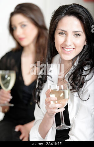 Deux amis à un dîner avec un verre de vin Banque D'Images