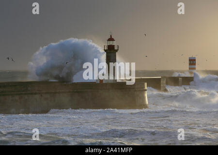 Les grandes vagues de tempête sur la bouche de la rivière Douro et balises jetées au coucher du soleil Banque D'Images