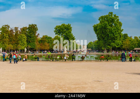 Superbe vue panoramique sur le lac octogonale 'bassin' octogonal avec chaises vertes dans le jardin des Tuileries à Paris populaire. Visiteurs célébrer, rencontrez,... Banque D'Images