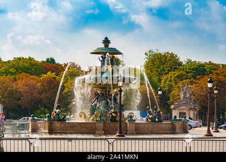 Belle vue sur le nord fontaine dans la célèbre Place de la Concorde à Paris. La fontaine représente les rivières Rhône et Rhin avec moisson... Banque D'Images