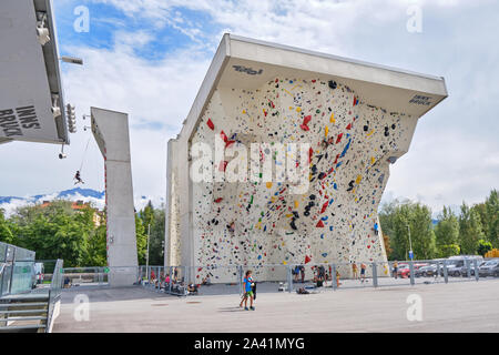 Innsbruck, Autriche - 19 août 2019 : Kletterzentrum Innsbruck (Innsbruck) Centre d'escalade extérieur impressionnant mur escalade et l'escalade de vitesse wa Banque D'Images