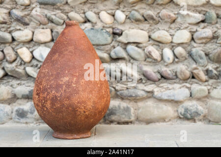 Sur fond de pierres anciennes amphores, vases pour le vin géorgien. Se concentrer sur les amphores. Banque D'Images