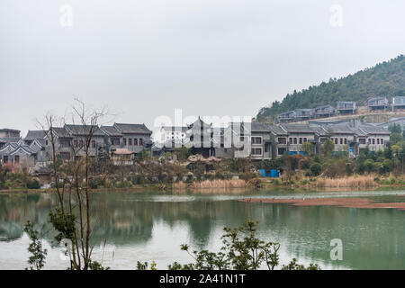 La Dynastie Qing Ming maison rurale traditionnelle chinoise au bord de lac, construit avec des carreaux noirs, pierre, briques, et ancienne ville de Qingyan, l'un des célèbre o Banque D'Images