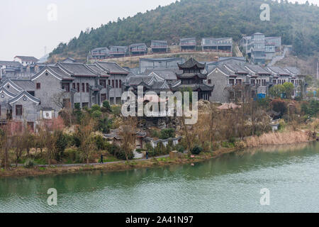 La Dynastie Qing Ming maison rurale traditionnelle chinoise au bord de lac, construit avec des carreaux noirs, pierre, briques, et ancienne ville de Qingyan, l'un des célèbre o Banque D'Images