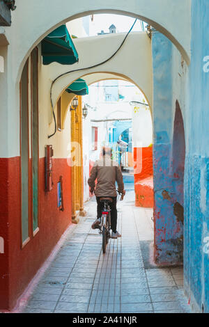 Petites Rues en bleu et blanc dans la kasbah de la vieille ville Rabat au Maroc lors d'une journée ensoleillée Banque D'Images