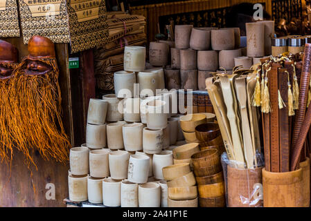 Produits de bambou à vendre à Qingyan ville ancienne, province du Guizhou, en Chine. La vieille ville est un très célèbre vieille ville et une destination touristique populaire en Banque D'Images