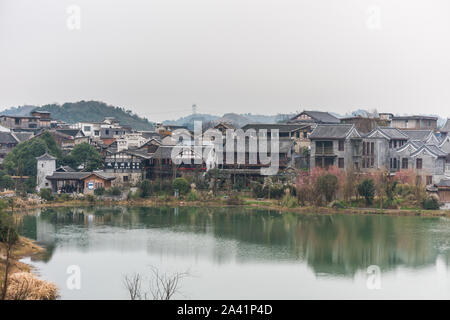 La Dynastie Qing Ming maison rurale traditionnelle chinoise au bord de lac, construit avec des carreaux noirs, pierre, briques, et ancienne ville de Qingyan, l'un des célèbre o Banque D'Images