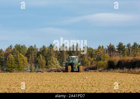 Un tracteur laboure un champ prêt à mettre en culture à Norfolk East Anglia au Royaume-Uni. Banque D'Images