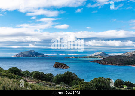 Aperçu de la côte de l'attique de l'Est et l'île de Patroklos du cap Sounion, en Grèce Banque D'Images