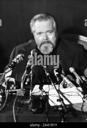 02 février 1982 - France - ORSON WELLES a parlé de sa carrière en tant qu'auteur, réalisateur, et acteur lors d'une conférence de presse a été menée par le journaliste américain P. Salinger et M. Ciment avant d'être décoré par le président Mitterrand avec la Légion d'honneur. (Crédit Image : © Keystone Press Agency/Keystone USA par ZUMAPRESS.com) Banque D'Images