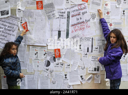 Oisin O'Connor, 9, et sa soeur Eve O'Conor, 12, prendre part à une rébellion de l'Extinction (XR) action où les manifestants tapissés l'avant du ministère des Communications, de l'action climatique et environnement, Dublin, avec les pages de la science décrivant l'impact climatique des gaz fracturée. Banque D'Images