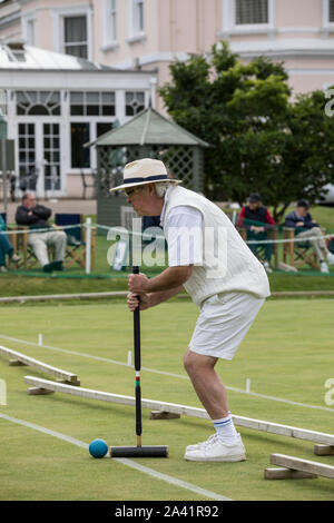 Chris Roberts à Phyllis Cour V Nottingham au National Golf Croquet Finale du Championnat Inter-Club à pension Frickinger, Henley on Thames, Royaume-Uni Banque D'Images