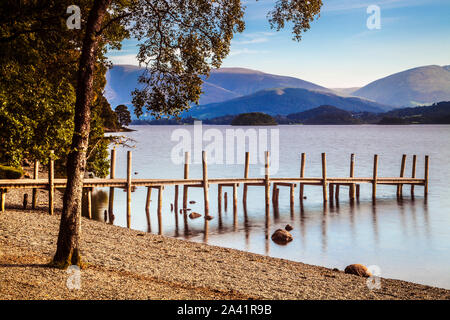 Lever de soleil sur l'eau de Derwent Brandelhow, Lake District, Cumbria, England, UK Banque D'Images