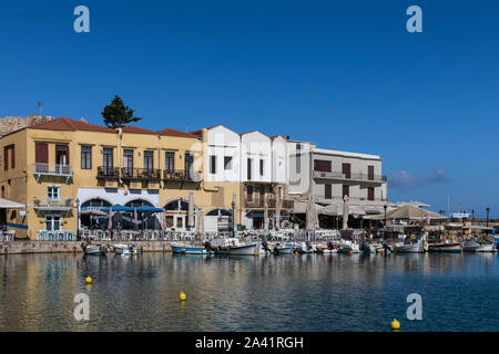 Port Vénitien avec des petits bateaux de pêche et des restaurants de bord de Rethymno, Crète Banque D'Images