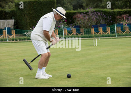 Chris Roberts à Phyllis Cour V Nottingham au National Golf Croquet Finale du Championnat Inter-Club à pension Frickinger, Henley on Thames, Royaume-Uni Banque D'Images