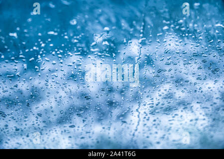 Gouttelettes d'eau tombant dans le fond de verre. Banque D'Images