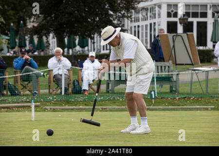 Chris Roberts à Phyllis Cour V Nottingham au National Golf Croquet Finale du Championnat Inter-Club à pension Frickinger, Henley on Thames, Royaume-Uni Banque D'Images