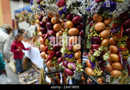 Weimar, Allemagne. Oct 11, 2019. Tresses d'oignon accrocher sur un stand au marché de l'oignon. Marché de Weimar 366E À la vente 500 Zwiebelmarkt et plusieurs étapes dans le centre-ville offrent des divertissements, autour de 60 stands ont été mis en place par les agriculteurs de l'oignon. L'année dernière, le festival a attiré environ 360 000 visiteurs. Crédit : Martin Schutt/dpa-Zentralbild/dpa/Alamy Live News Banque D'Images