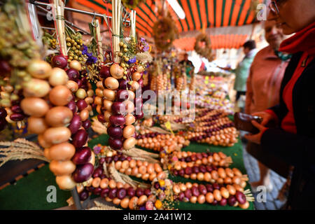 Weimar, Allemagne. Oct 11, 2019. Tresses d'oignon accrocher sur un stand au marché de l'oignon. Marché de Weimar 366E À la vente 500 Zwiebelmarkt et plusieurs étapes dans le centre-ville offrent des divertissements, autour de 60 stands ont été mis en place par les agriculteurs de l'oignon. L'année dernière, le festival a attiré environ 360 000 visiteurs. Crédit : Martin Schutt/dpa-Zentralbild/dpa/Alamy Live News Banque D'Images