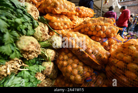 Weimar, Allemagne. Oct 11, 2019. Céleri frais et sacs d'oignons peut être trouvée à une échoppe de marché sur le marché de l'oignon de Weimar 366e. À la vente 500 Zwiebelmarkt et plusieurs étapes dans le centre-ville offrent des divertissements, autour de 60 stands ont été mis en place par les agriculteurs de l'oignon. L'année dernière, le festival a attiré environ 360 000 visiteurs. Crédit : Martin Schutt/dpa-Zentralbild/dpa/Alamy Live News Banque D'Images