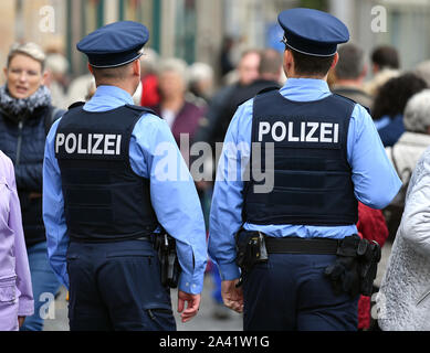 Weimar, Allemagne. Oct 11, 2019. Des policiers en uniforme à pied à travers le 366e Marché de l'oignon de Weimar. À la vente 500 Zwiebelmarkt et plusieurs étapes dans le centre-ville offrent des divertissements, autour de 60 stands ont été mis en place par les agriculteurs de l'oignon. L'année dernière, le festival a attiré environ 360 000 visiteurs. Crédit : Martin Schutt/dpa-Zentralbild/dpa/Alamy Live News Banque D'Images