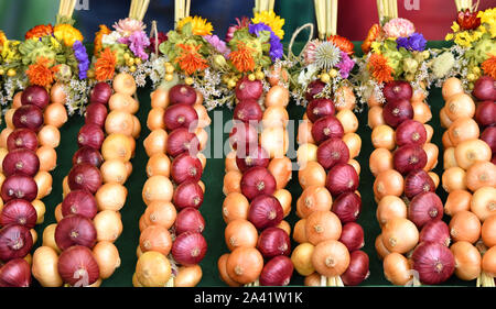 Weimar, Allemagne. Oct 11, 2019. Tresses d'oignon se situent à une échoppe de marché sur le marché de l'oignon de Weimar 366e. À la vente 500 Zwiebelmarkt et plusieurs étapes dans le centre-ville offrent des divertissements, autour de 60 stands ont été mis en place par les agriculteurs de l'oignon. L'année dernière, le festival a attiré environ 360 000 visiteurs. Crédit : Martin Schutt/dpa-Zentralbild/dpa/Alamy Live News Banque D'Images