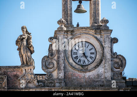 Détail de tour de l'horloge et cloche de Palazzo del Sedile, Mairie à Matera, Italie, Matera est capitale européenne de la Culture 2019, ville du patrimoine mondial de l'Unesco Banque D'Images