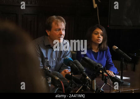 London / UK - 11 octobre 2019 : Richard Ratcliffe (L) prend la parole lors d'une conférence de presse à Westminster avec Tulip Siddiq MP (R), après le retour de sa fille Gabriella Zaghari-Ratcliffe au Royaume-Uni ; sa femme Zaghari-Ratcliffe Nazanin reste en prison en Iran Banque D'Images