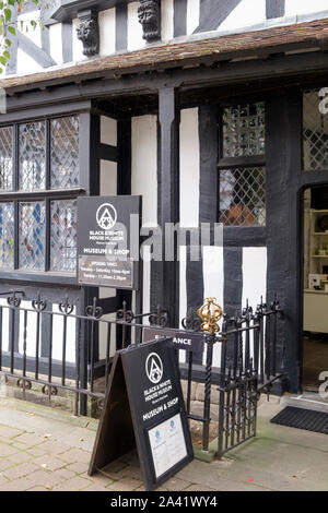 Autour de la ville de Hereford, dans le Herefordshire, UK. Entrée du musée en noir et blanc. Banque D'Images