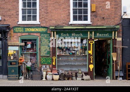 Autour de la ville de Hereford, dans le Herefordshire, UK. Lock Stock & Barrel est un organisme indépendant lock smith et quincaillerie. Shop police avec pavement afficher Banque D'Images