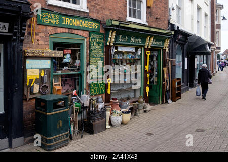 Autour de la ville de Hereford, dans le Herefordshire, UK. Lock Stock & Barrel est un organisme indépendant lock smith et quincaillerie. Shop police avec pavement afficher Banque D'Images