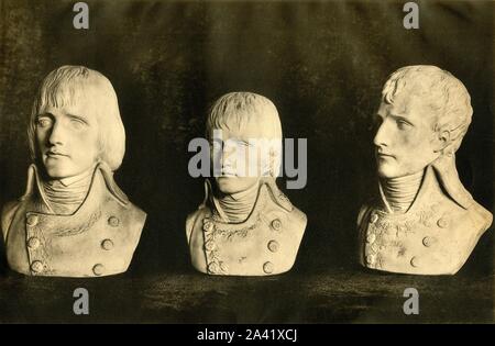 Bustes de Napoléon, fin du xviiie siècle, (1921). Buste en plâtre des portraits de Napoléon Bonaparte (1769-1821). Gauche et du centre : bustes réalisés par Louis-Simon Boizot, chef sculpteur de la S&# xe8;vres factory, le premier en 1798, et la seconde en 1799 après le retour de Napoléon de la campagne d'Égypte ; à droite : buste réalisé par un artiste inconnu, peut-être Cartellier. Tous les pris à S&# xe8;vres en France. À partir de "Napoléon", par Raymond Guyot. [H. Floury, Paris, 1921] Banque D'Images