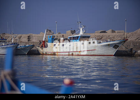 Bateau de pêche amarré en Sicile Banque D'Images