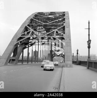 Mini sur le Mobil 1959 Économie, Pont Tyne à Newcastle. Banque D'Images