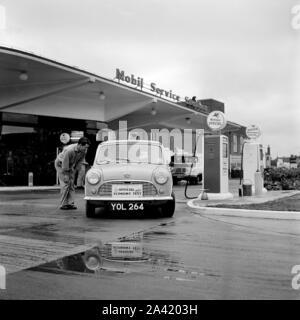 Mini sur le Mobil 1959 Économie, re- le ravitaillement. Banque D'Images