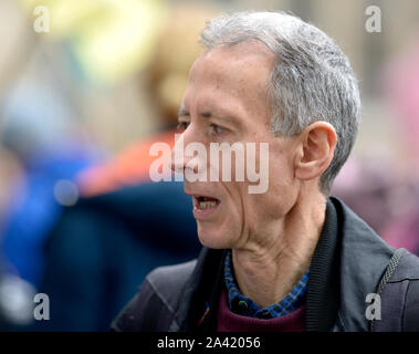 Peter Tatchell (militant des droits de l'homme) à une rébellion protester contre l'extinction à Westminster, Octobre 2019 Banque D'Images