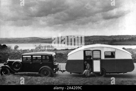 1930 Morris Oxford Winchester avec six rationaliser caravane. Banque D'Images