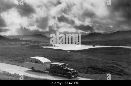 1930 Morris Oxford Winchester avec six rationaliser caravane. Banque D'Images