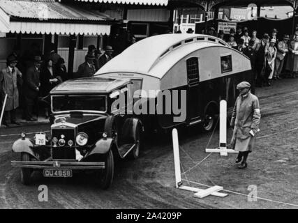 1930 Morris Oxford Winchester avec six rationaliser caravane. Banque D'Images