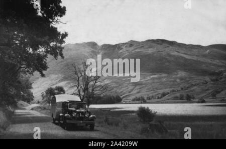 1930 Morris Oxford Winchester avec six rationaliser caravane. Banque D'Images