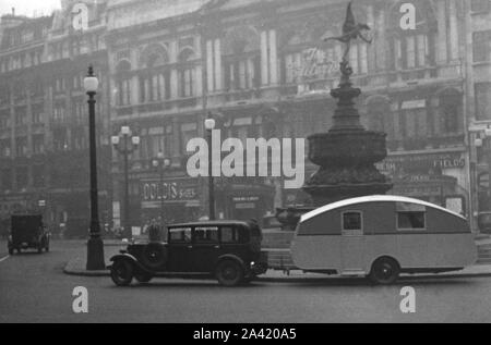 1930 Morris Oxford Winchester avec six rationaliser caravane, Picadilly. Banque D'Images