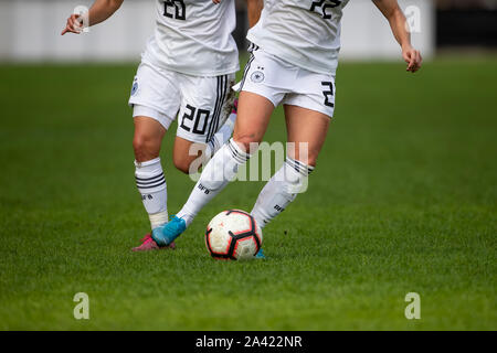 Thessaloniki, Grèce, 08 Octobre 2019 : ballon de soccer et les pieds du joueur au cours de l'UEFA Women's European Championship 2021 qualificatif matc Banque D'Images