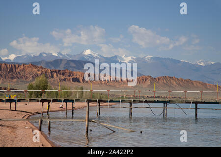 Plage sur les rives du lac Issyk-kul avec une montagne en arrière-plan le Kirghizistan Banque D'Images