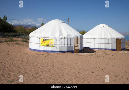 Yourtes à louer sur la plage sur les rives du lac Issyk-kul Kirghizistan Banque D'Images