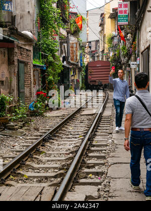 Village de chemin de fer ou la rue, étroit, avec le train à côté d'anciennes maisons, Hanoi, Vietnam, Asie Banque D'Images