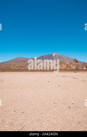 Paysage désertique avec ciel bleu et l'arrière-plan, la montagne Teide, Tenerife Banque D'Images